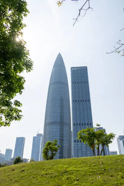 Shenzhen, Çin - 9 Nisan 2025 Shenzhen Yetenek Parkı, Çin. Shenzhen şehrinin en büyük parklarından biri. Park Shenzhen 'in Nanshan ilçesinde yer almaktadır..