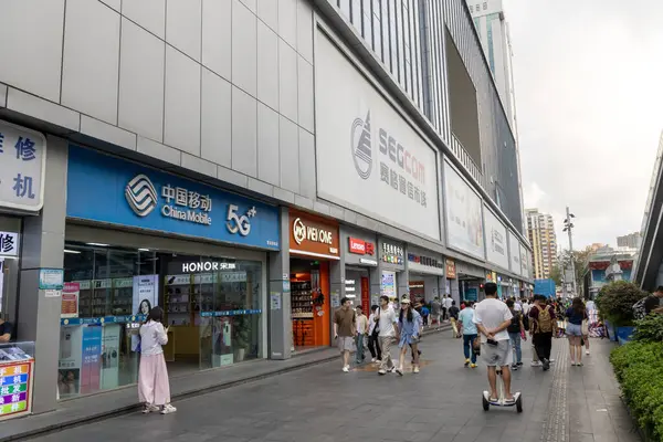 Shenzhen, China- 11 Nisan 2025: Shenzhen, Çin 'de Huaqiangbei manzarası. Dünyanın en büyük elektronik pazarı. Çeşitli bileşenler, aletler ve anlaşmalar bulabileceğiniz bir yer.