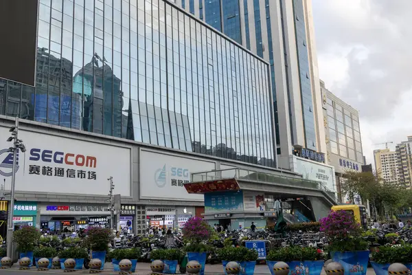 Shenzhen, China- 11 Nisan 2025: Shenzhen, Çin 'de Huaqiangbei manzarası. Dünyanın en büyük elektronik pazarı. Çeşitli bileşenler, aletler ve anlaşmalar bulabileceğiniz bir yer.