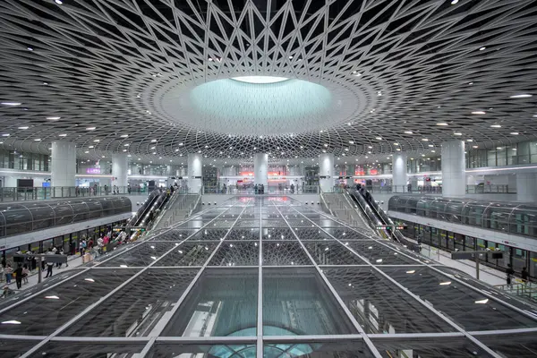 Shenzhen, Çin - 12 Nisan 2025: Shenzhen, Çin 'deki Gangxia North metro istasyonu. Çok moderndir. Tavanda ışığın istasyona girmesini sağlayan büyük delikler vardır..