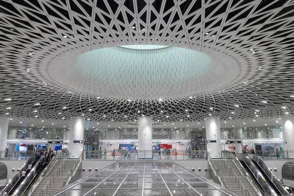 Shenzhen, Çin - 12 Nisan 2025: Shenzhen, Çin 'deki Gangxia North metro istasyonu. Çok moderndir. Tavanda ışığın istasyona girmesini sağlayan büyük delikler vardır..