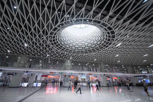 Shenzhen, Çin - 12 Nisan 2025: Shenzhen, Çin 'deki Gangxia North metro istasyonu. Çok moderndir. Tavanda ışığın istasyona girmesini sağlayan büyük delikler vardır..