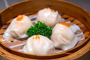 Buharda karides köftesi, har gao, bambu buharlı buharlı.