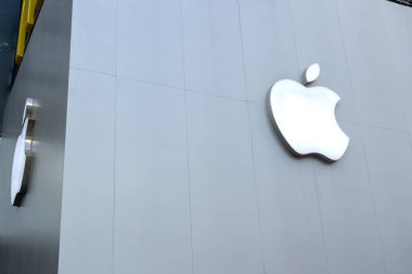 Shenzhen, Çin - 11 Nisan 2025: Çin, Shenzhen 'deki mağazanın önünde Apple logosu.