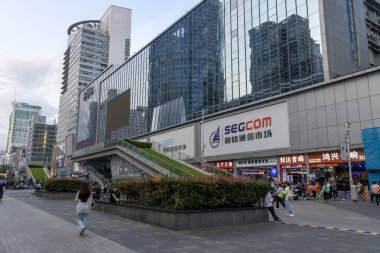 Shenzhen, China- 11 Nisan 2025: Shenzhen, Çin 'de Huaqiangbei manzarası. Dünyanın en büyük elektronik pazarı. Çeşitli bileşenler, aletler ve anlaşmalar bulabileceğiniz bir yer.