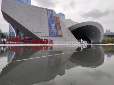 Shenzhen, Çin - 10 Nisan 2025: Shenzhen, Çin 'deki Çağdaş Sanat ve Planlama Müzesi (MOCAPE).
