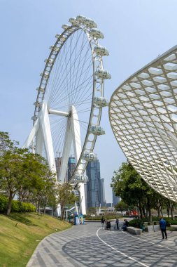 Shenzhen, China- 9 Nisan 2025: Happy Harbour, Shenzhen 'deki Körfez Bölgesi Dönme Dolabının Işığı. Toplamda 28 dev ithal arabası var. Her arabanın net alanı 16.8 metrekaredir.