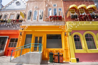 Shenzhen, Çin - 14 Nisan 2025: Melania Town, Çin 'in Shenzhen şehrinin merkezinde küçük bir Avrupa kasabası. Binaların ve tasarımın Avrupa tarzı olduğu bir kompleks.