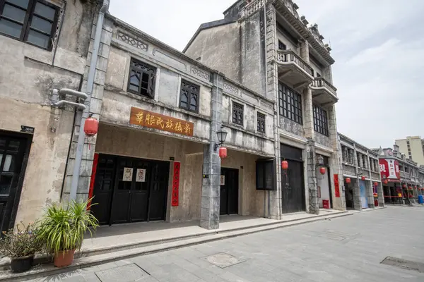 Shenzhen, Çin - 12 Nisan 2025: 200 yıldan uzun bir geçmişi olan Çin 'in Shenzhen kentindeki Guanlan Antik Harabeleri. Shenzhen 'de Hakka kültürünü en iyi temsil eden yerlerden biridir.