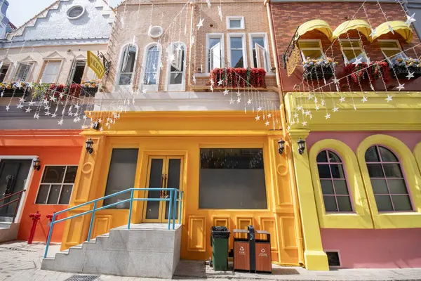 Shenzhen, Çin - 14 Nisan 2025: Melania Town, Çin 'in Shenzhen şehrinin merkezinde küçük bir Avrupa kasabası. Binaların ve tasarımın Avrupa tarzı olduğu bir kompleks.