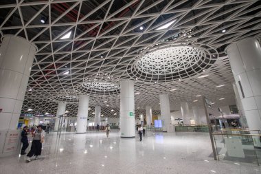 Shenzhen, Çin - 12 Nisan 2025: Shenzhen, Çin 'deki Gangxia North metro istasyonu. Çok moderndir. Tavanda ışığın istasyona girmesini sağlayan büyük delikler vardır..