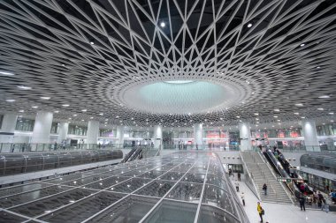 Shenzhen, Çin - 12 Nisan 2025: Shenzhen, Çin 'deki Gangxia North metro istasyonu. Çok moderndir. Tavanda ışığın istasyona girmesini sağlayan büyük delikler vardır..