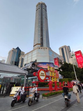 Shenzhen, Çin - 11 Nisan 2025: Shenzhen, Çin 'deki Shenzhen Electronic Group' un kısaltmasıyla SEG Plaza. 72 katlı bir gökdelen.