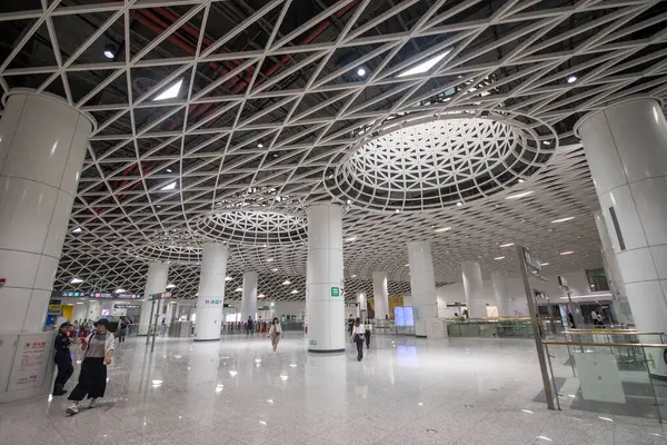 Shenzhen, Çin - 12 Nisan 2025: Shenzhen, Çin 'deki Gangxia North metro istasyonu. Çok moderndir. Tavanda ışığın istasyona girmesini sağlayan büyük delikler vardır..