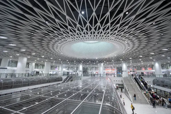 Shenzhen, Çin - 12 Nisan 2025: Shenzhen, Çin 'deki Gangxia North metro istasyonu. Çok moderndir. Tavanda ışığın istasyona girmesini sağlayan büyük delikler vardır..