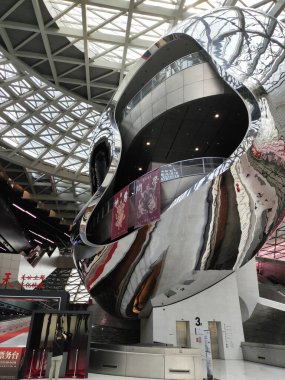 Shenzhen, Çin - 10 Nisan 2025: Shenzhen, Çin 'deki Çağdaş Sanat ve Planlama Müzesi (MOCAPE).