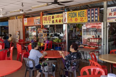 Kuala Pilah, Malezya - 10 Mayıs 2025: Hawker merkezi Kuala Pilah, Malezya 'da yer almaktadır. Malezya 'daki Hawker Center' da birçok yerel lezzet bulunabilir.