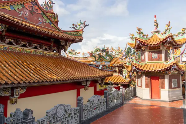 Kuala Pilah, Malezya - 10 Mayıs 2025: Malezya 'nın Kuala Pilah kentinde bulunan Si Thian Kong manzarası. Tanrı 'nın bu tapınakta taptığı ana ilah Dokuz İmparator Tanrısıdır.