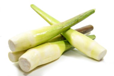Su bambusu ya da beyaz arka planda izole edilmiş yabani pirinç sapı. Taze, narin bir tadı ve yumuşak bir dokusu olan eşsiz bir Çin sebzesidir.