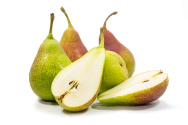 Celine armudu beyaz arka planda izole edilmiş. Muhteşem sarı ve kırmızı kabuklu küçük bir armut.