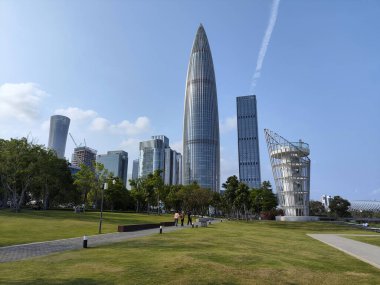 Shenzhen, China- 9 Nisan 2025 Shenzhen Talent 's Park' tan Shenzhen 'in ufuk çizgisi. Shenzhen şu anda Çin 'de 200 ve 300 metre yüksekliğindeki en yüksek gökdelenlere sahip.