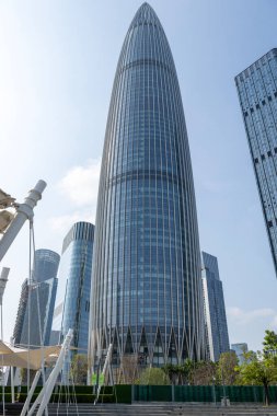 Shenzhen, China- 9 Nisan 2025 Shenzhen Talent 's Park' tan Shenzhen 'in ufuk çizgisi. Shenzhen şu anda Çin 'de 200 ve 300 metre yüksekliğindeki en yüksek gökdelenlere sahip.
