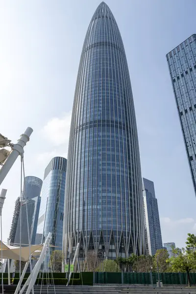 Shenzhen, China- 9 Nisan 2025 Shenzhen Talent 's Park' tan Shenzhen 'in ufuk çizgisi. Shenzhen şu anda Çin 'de 200 ve 300 metre yüksekliğindeki en yüksek gökdelenlere sahip.