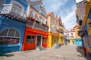 Shenzhen, Çin - 14 Nisan 2025: Melania Town, Çin 'in Shenzhen şehrinin merkezinde küçük bir Avrupa kasabası. Binaların ve tasarımın Avrupa tarzı olduğu bir kompleks.