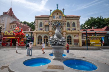 Shenzhen, Çin - 14 Nisan 2025: Melania Town, Çin 'in Shenzhen şehrinin merkezinde küçük bir Avrupa kasabası. Binaların ve tasarımın Avrupa tarzı olduğu bir kompleks.