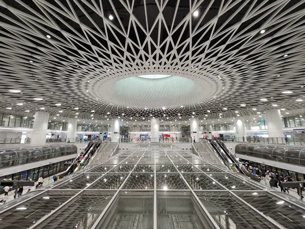 Shenzhen, Çin - 12 Nisan 2025: Shenzhen, Çin 'deki Gangxia North metro istasyonu. Çok moderndir. Tavanda ışığın istasyona girmesini sağlayan büyük delikler vardır..