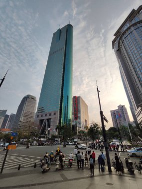 Shenzhen, Çin - 10 Nisan 2025: Shun Hing Meydanı, aynı zamanda Çin 'in Shenzhen şehrinde Diwang Binası olarak adlandırılır. Bir zamanlar Shenzhen 'in en yüksek gökdeleniydi.,