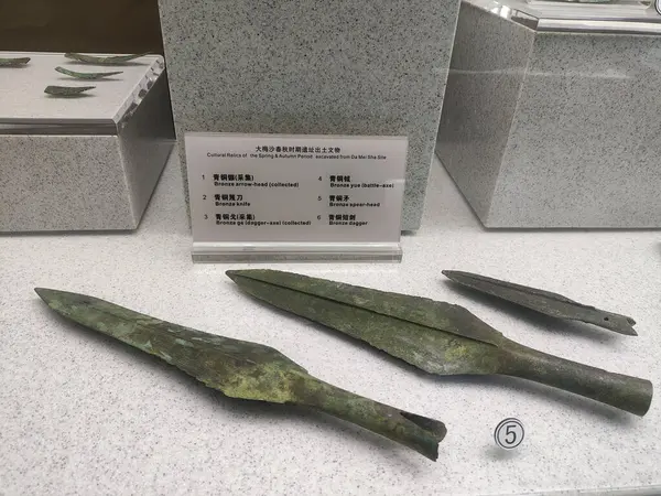 Shenzhen, Çin - 10 Nisan 2025: Çin 'deki Shenzhen Müzesi' nde sergilenen balta için bronz ge veya hançer