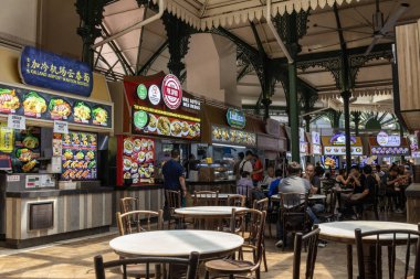 Singapur - 31 Mayıs 2025: İnsanlar Singapur 'daki Lau Pa Sat Hawker Merkezi' nde yemeğin tadını çıkardılar.