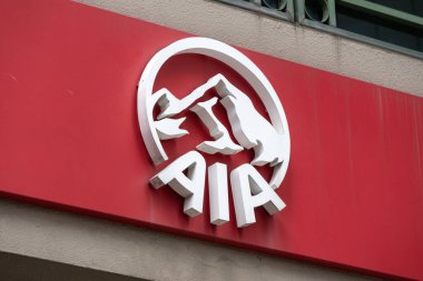 Singapur - 31 Mayıs 2025: Singapur 'daki bina cephesinde AIA sigorta şirketinin imzası. AIA, Hong Kong merkezli çok uluslu bir sigorta ve finans şirketi.