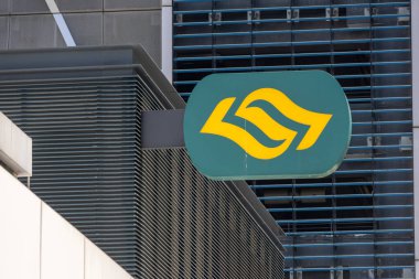 Singapur - 31 Mayıs 2025: Singapur MRT metro tabelası (Mass Rapid Transit) tren istasyonunun dışında