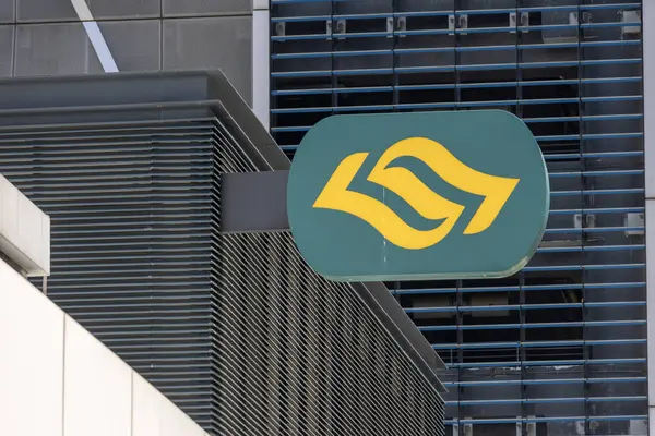 Singapur - 31 Mayıs 2025: Singapur MRT metro tabelası (Mass Rapid Transit) tren istasyonunun dışında