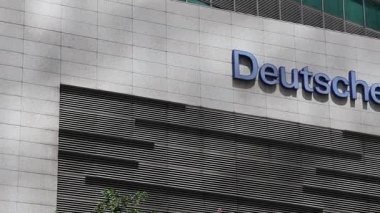 Singapur - 31 Mayıs 2025: Singapur 'daki inşaatın ön cephesinde Deutsche Bank imzası. Deutsche Bank AG, Alman çok uluslu yatırım bankası ve finans hizmetleri şirketidir.