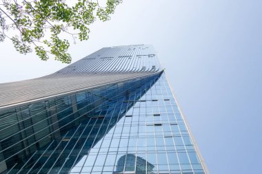 Shenzhen, Çin - 9 Nisan 2025: Shenzhen, Çin 'de mavi gökyüzü olan yüksek binalar. Shenzhen Çin 'in en büyük şehirlerinden biridir..