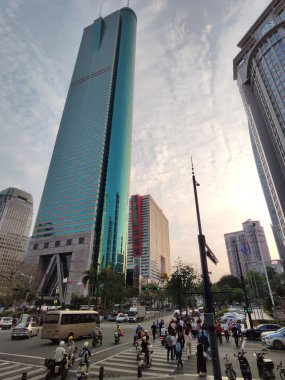 Shenzhen, Çin - 10 Nisan 2025: Shun Hing Meydanı, aynı zamanda Çin 'in Shenzhen şehrinde Diwang Binası olarak adlandırılır. Bir zamanlar Shenzhen 'in en yüksek gökdeleniydi.,