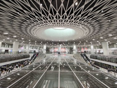 Shenzhen, Çin - 12 Nisan 2025: Shenzhen, Çin 'deki Gangxia North metro istasyonu. Çok moderndir. Tavanda ışığın istasyona girmesini sağlayan büyük delikler vardır..