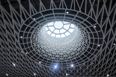 Shenzhen, Çin - 12 Nisan 2025: Shenzhen, Çin 'deki Gangxia North metro istasyonu. Çok moderndir. Tavanda ışığın istasyona girmesini sağlayan büyük delikler vardır..