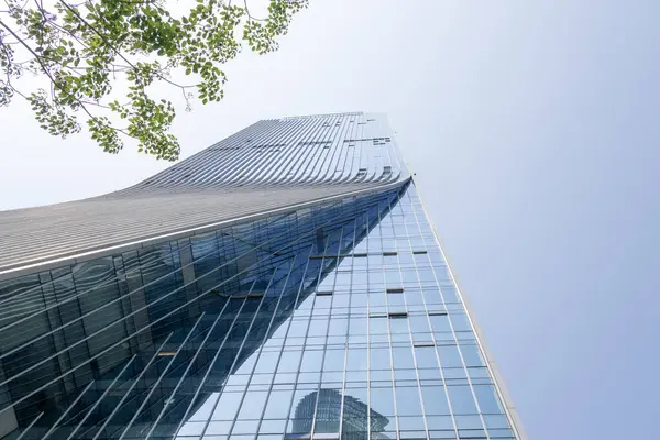 Shenzhen, Çin - 9 Nisan 2025: Shenzhen, Çin 'de mavi gökyüzü olan yüksek binalar. Shenzhen Çin 'in en büyük şehirlerinden biridir..