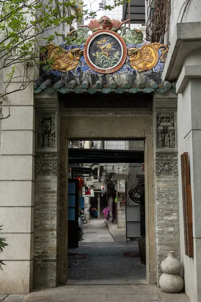 Shenzhen, Çin - 9 Nisan 2025 Nantou Antik Şehir, Shenzhen, Çin. Nantou Antik Kasabası sadece tarihi bir yer değil, Çin kültürünün yaşayan bir kanıtıdır.