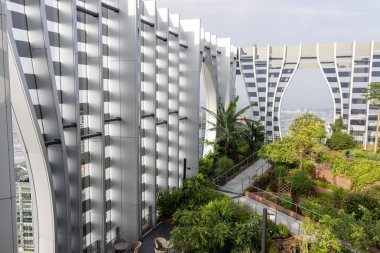 Singapur-4 Haziran 2025: Singapur 'daki CapitaSpring Binası' nın çatı bahçesi. Bir gözlemevi güvertesi ve bir çatı bahçesi içerir..