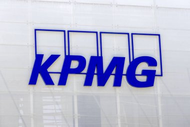 Singapur - 31 Mayıs 2025: Singapur 'da bir binanın ön cephesinde KPMG imzası. KPMG, denetim, vergi ve danışmanlık hizmetleri sunan bağımsız hizmet şirketlerinin oluşturduğu küresel bir organizasyondur..