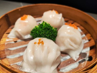 Buharda karides köftesi, har gao, bambu buharlı buharlı.