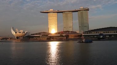 Singapur-4 Haziran 2025 Marina Bay Sands binasının mavi gökyüzü manzarası. Singapur siluetinin üzerinde yükselen Marina Körfezi Sands, canlı şehir bölgesinin kalbinde bir dönüm noktasıdır.