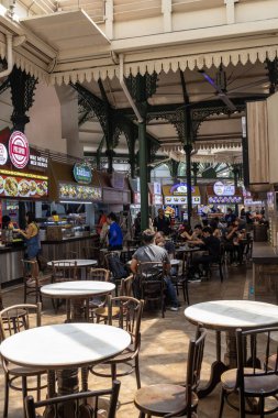 Singapur - 31 Mayıs 2025: İnsanlar Singapur 'daki Lau Pa Sat Hawker Merkezi' nde yemeğin tadını çıkardılar.