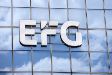 Singapur - 31 Mayıs 2025: Singapur 'daki bina cephesinde EFG özel bankasının imzası. EFG Bank İsviçre merkezli bir özel bankacılık grubudur