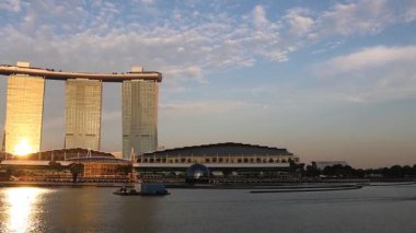 Singapur-4 Haziran 2025 Marina Bay Sands binasının mavi gökyüzü manzarası. Singapur siluetinin üzerinde yükselen Marina Körfezi Sands, canlı şehir bölgesinin kalbinde bir dönüm noktasıdır.